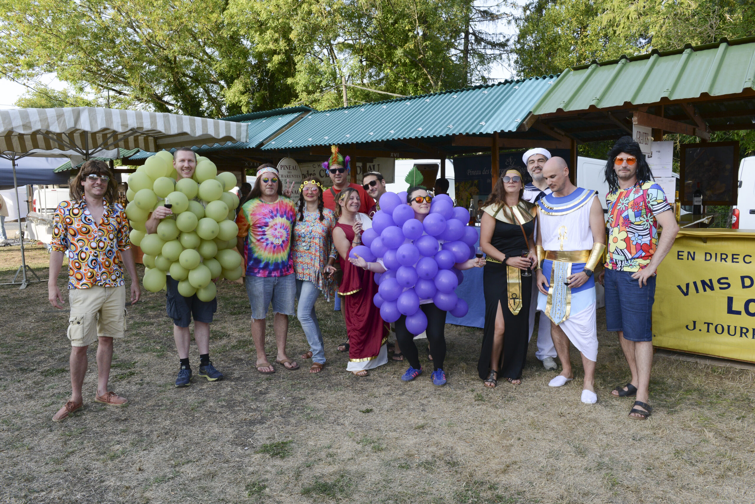 Groupe qui s'amuse et se déguise à la foire aux vins